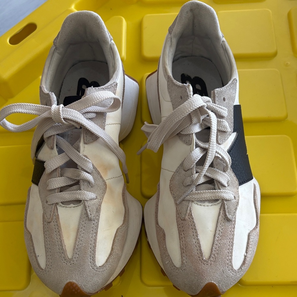 New Balance 327 White & Black Sneakers
Woman’s Size 6